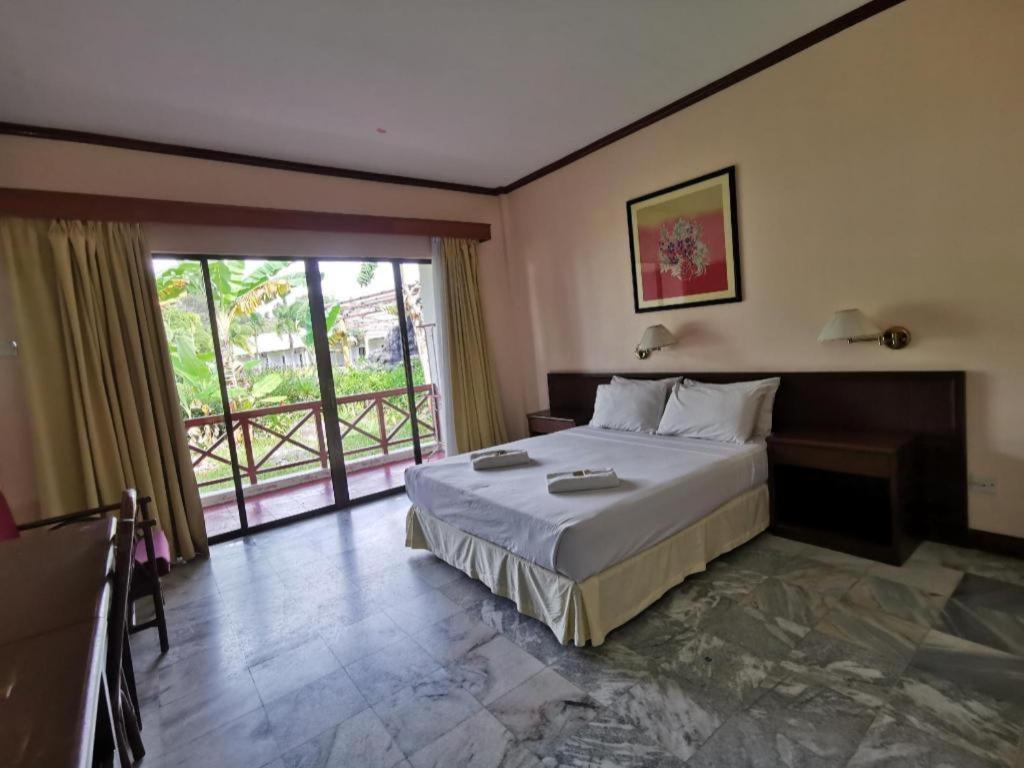 Oyo 89972 Borneo Paradise Beach Hotel Kota Kinabalu Eksteriør bilde